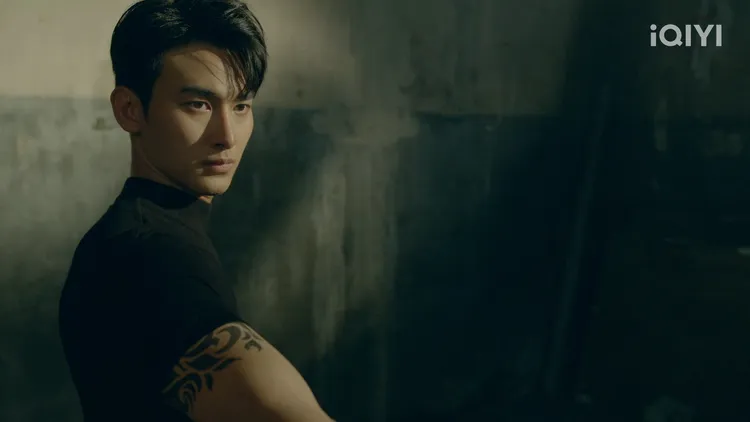 首集男主角Ken假死跟著全家逃亡到台北。愛奇藝國際站