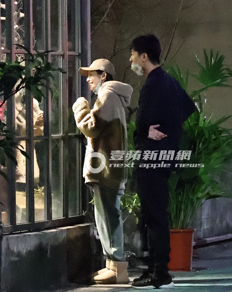 袁艾菲（左）與友人熱情打招呼。特勤中心攝