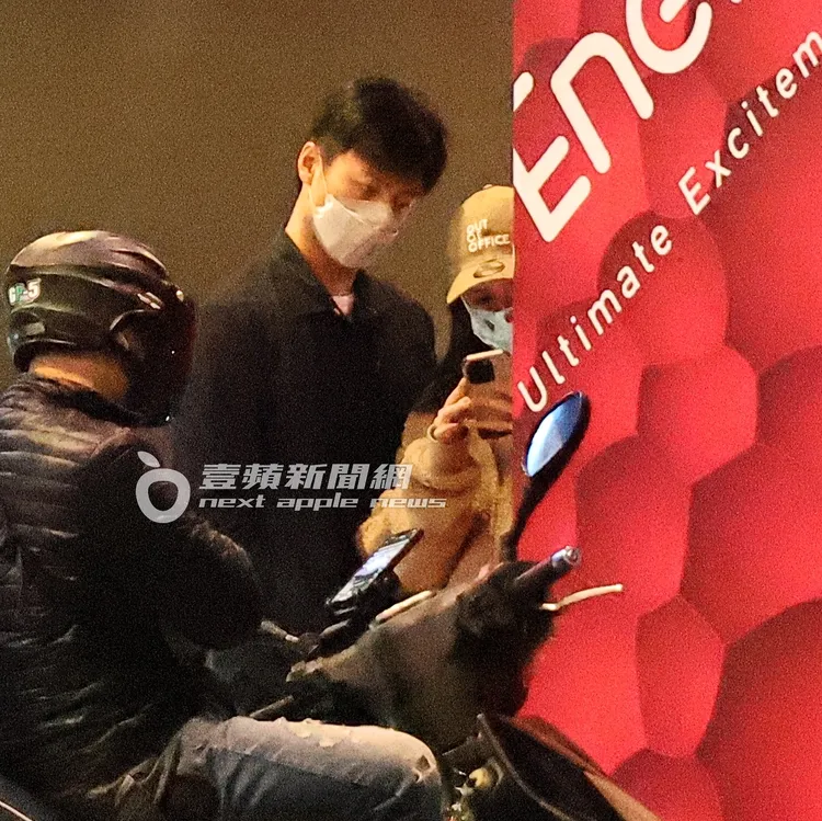 過一會兩人停在柱子旁查看路線。特勤中心攝