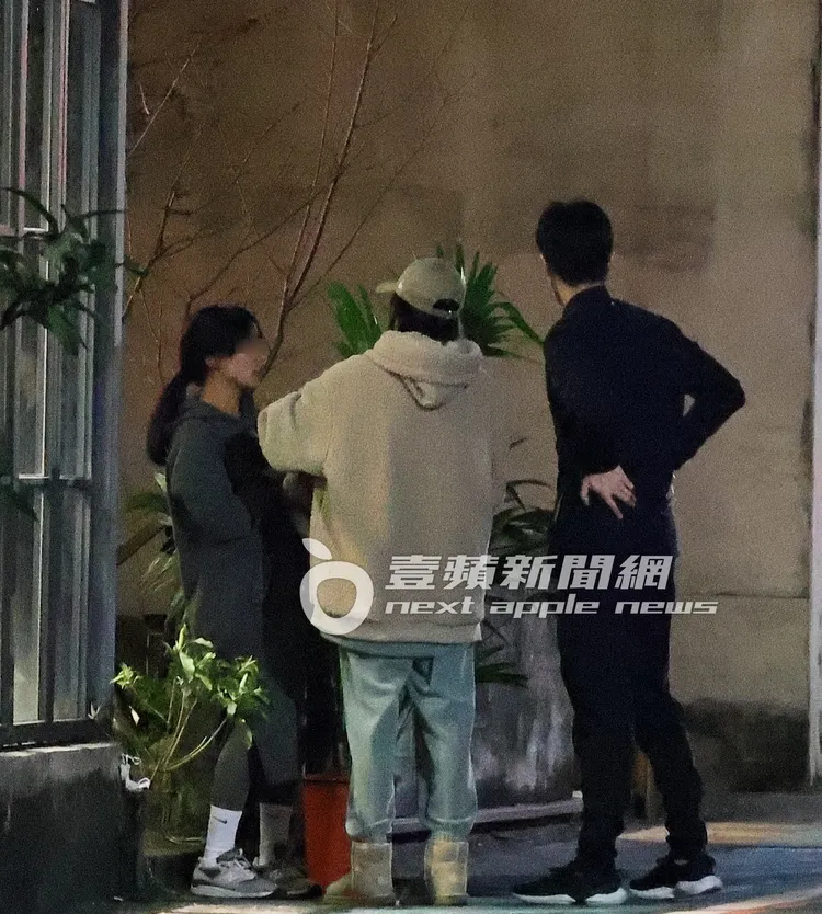 友人抱狗走出，與袁艾菲及老魚聊天。特勤中心攝