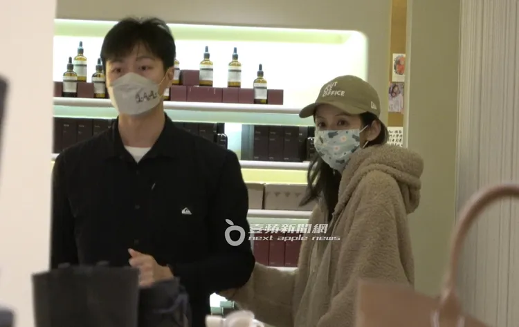 老魚（左）最後沒買便離開，袁艾菲勾著他。特勤中心攝