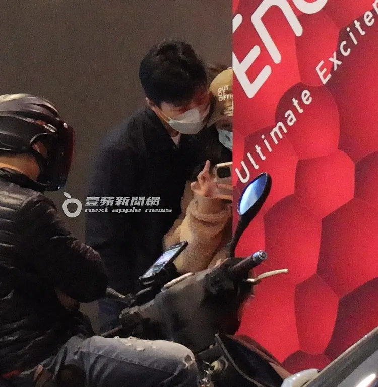 老魚索性將身體靠在袁艾菲（右）身旁。特勤中心攝