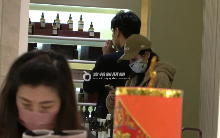 袁艾菲（前）陪老公老魚逛保養品Aesop專櫃。特勤中心攝