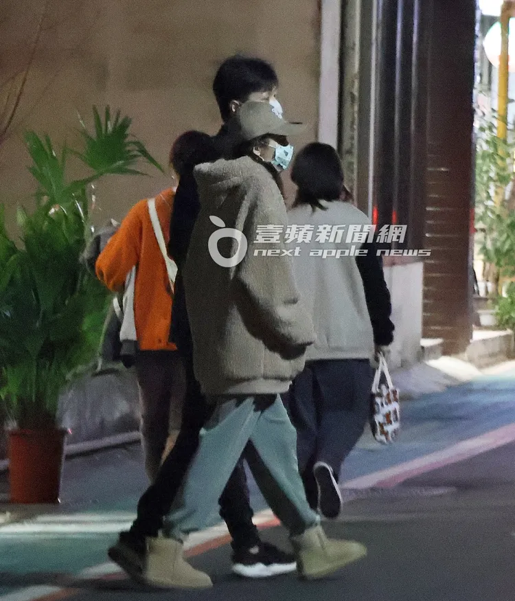 夫妻倆看著餐廳，在考慮要吃什麼。特勤中心攝