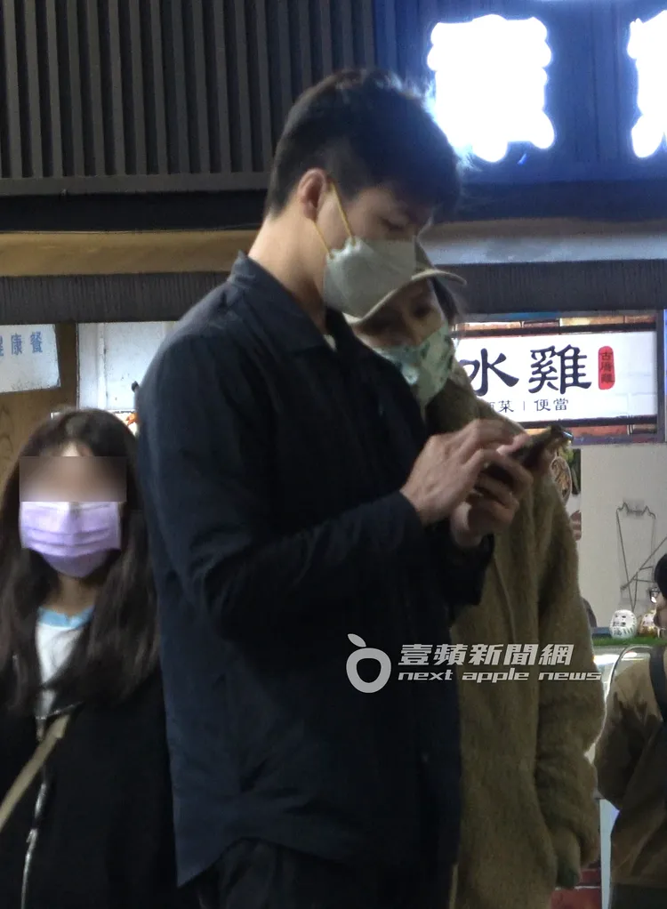 袁艾菲（右）依靠在老公身上。特勤中心攝