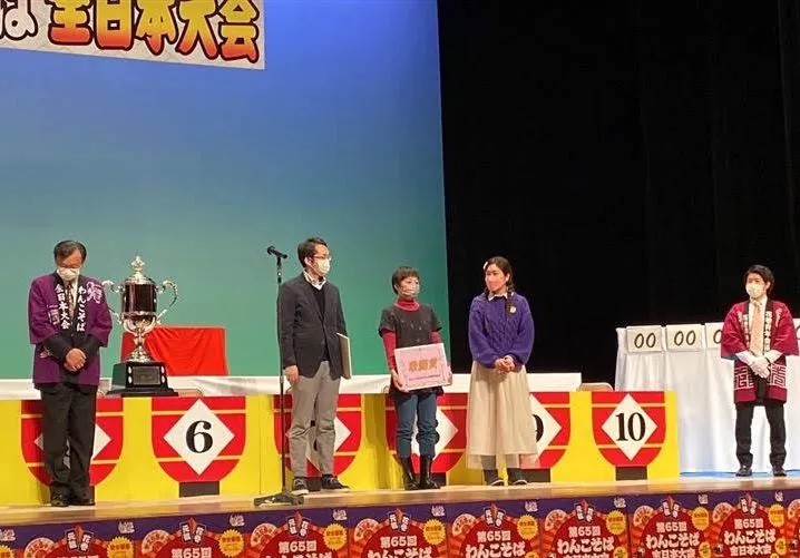 小慧（右二）獲得大會表揚。翻攝自YT頻道「小慧就愛吃」