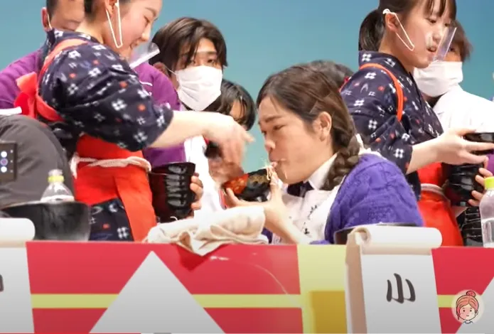 小慧狂嗑猛吃蕎麥麵。翻攝自YT頻道「小慧就愛吃」