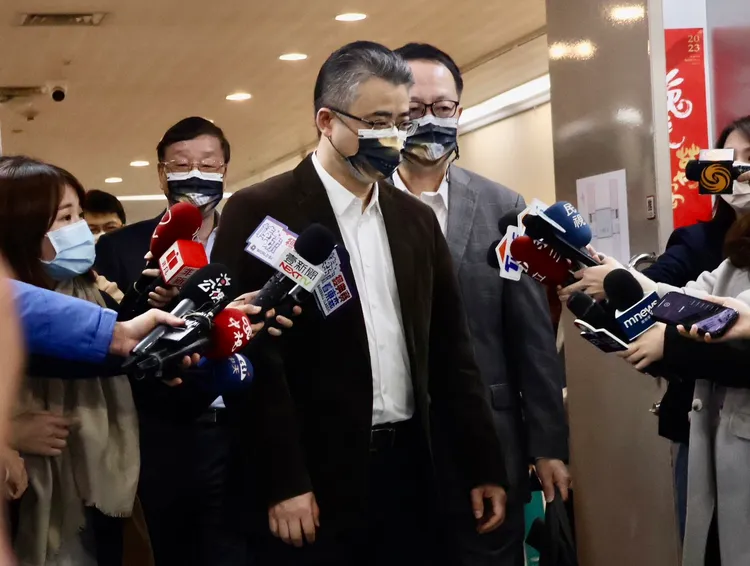 李驍東會後配戴台灣燈會口罩離席。彭欣偉攝