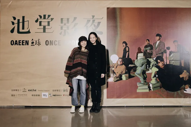 張鈞甯（右）與陳意涵來看魚丁糸。環球提供