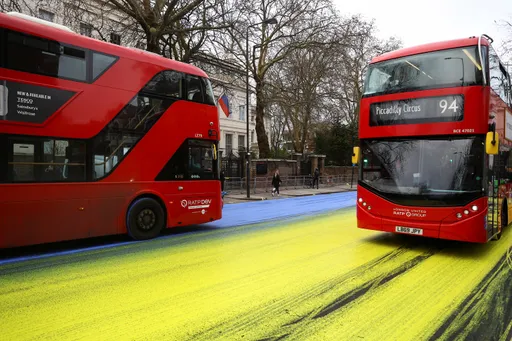 遭潑數百公升黃藍漆 俄駐英使館道路成烏克蘭國旗