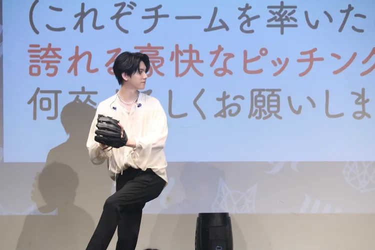 楊宇騰曾在日本見面會上示範投球。泓康天下／AMUSE提供