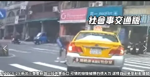 行人地獄再現！小黃撞上女學生竟不理　騎士見義勇為…結局令人心疼
