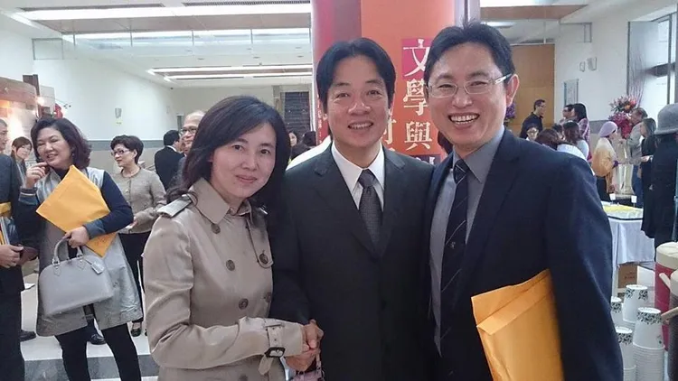 蕭嘉蓉和先生王文哲，與賴清德合影。引自蕭嘉蓉臉書