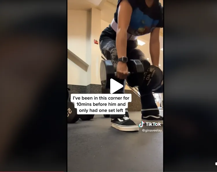 網紅吉娜偷偷錄下影片，稱空蕩蕩的健身房，就是有一名男性到她後面運動。