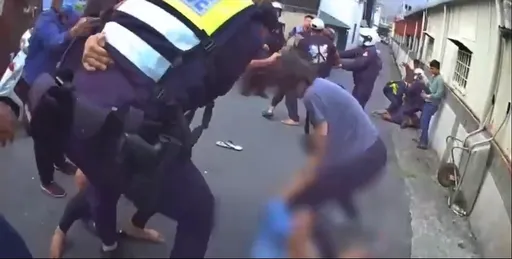 好派！屏東這家人圍毆波麗士　把4警員打到骨折腦震盪