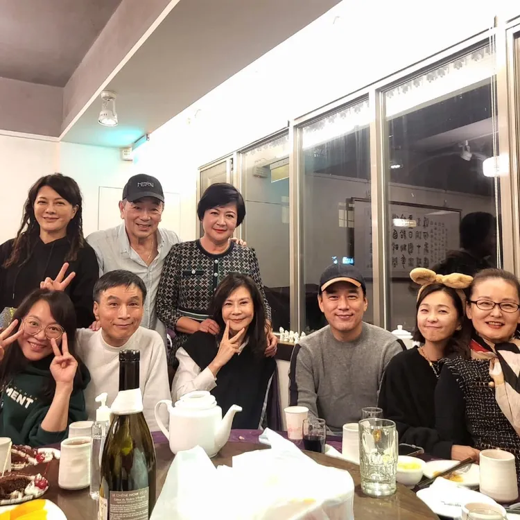 王淑娟（前排右起）、六月、王耀慶、俞小凡、李天柱、楊潔玫 、崔佩儀（後排右起）、張晨光、葛蕾這張花系列大合照很轟動。翻攝六月臉書