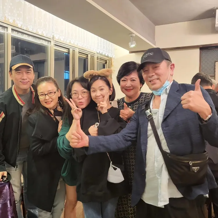 張晨光（右起）、崔佩儀、六月、楊潔玫、王淑娟、王耀慶開心合影。翻攝六月臉書