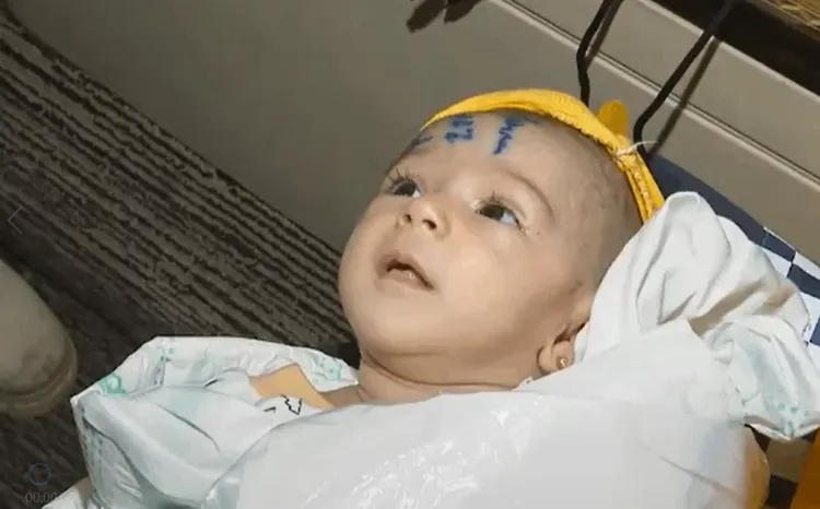 被埋在廢墟中依然存活的「奇蹟寶寶」。翻攝twitter@anadoluimages