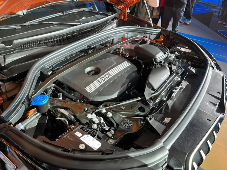 BMW X1 sDrive18i與X1 sDrive20i兩種車型皆搭載BMW TwinPower Turbo直列三缸汽油引擎。林浩昇攝