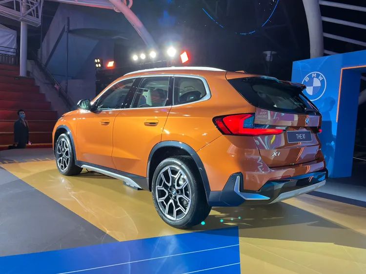 厚實的車尾線條結合全新燻黑L型3D立體尾燈造型，透過透明以及深色玻璃交織而成六角形圖案，呈現出立體曲面的時尚設計。林浩昇攝