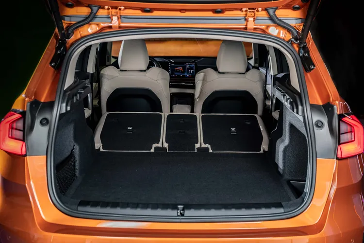 後行李廂在未傾倒狀況下為540公升，透過40:20:40可傾倒後座椅背，容量最高能擴充至1600公升。林浩昇攝