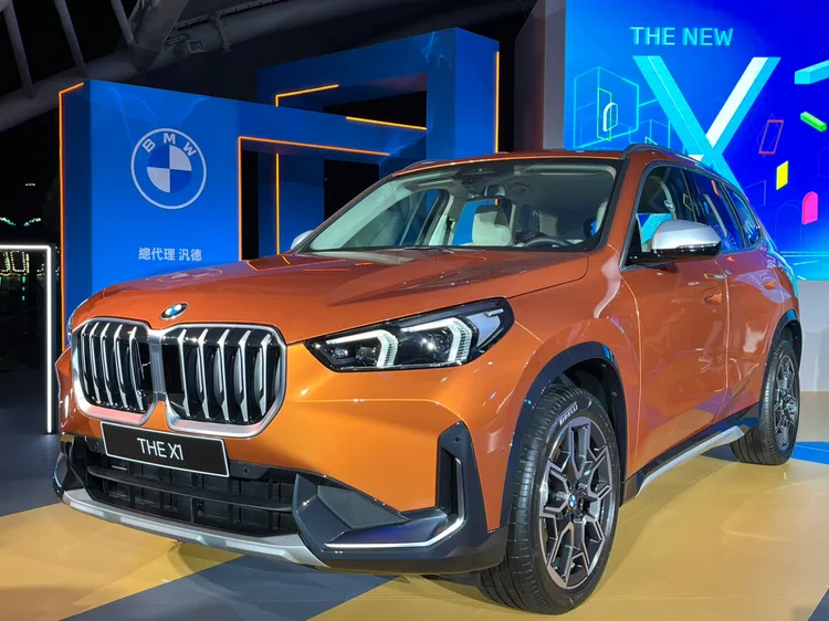BMW全新X1前衛立體的車頭包含中央新世代一體式雙腎型水箱護罩造型搭配霧銀直柵，並搭配全新光型變化智慧LED頭燈。林浩昇攝