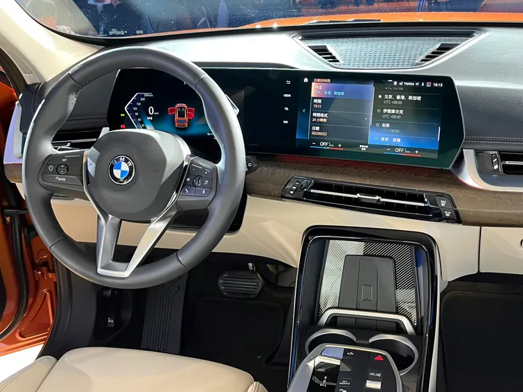 懸浮式曲面螢幕含括10.25吋虛擬數位儀錶搭，以及10.7吋中控觸控螢幕，並搭載BMW iDrive 8.0使用者介面。林浩昇攝