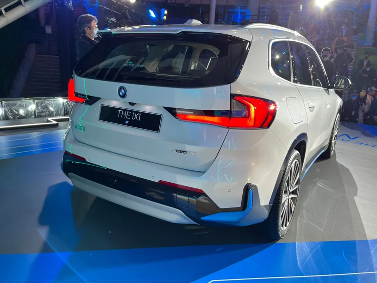 純電的iX1 xDrive30可發揮313匹的最大馬力與494牛頓米最大扭力，0-100km/h加速僅需5.6秒，最高續航里程可達440公里。林浩昇攝