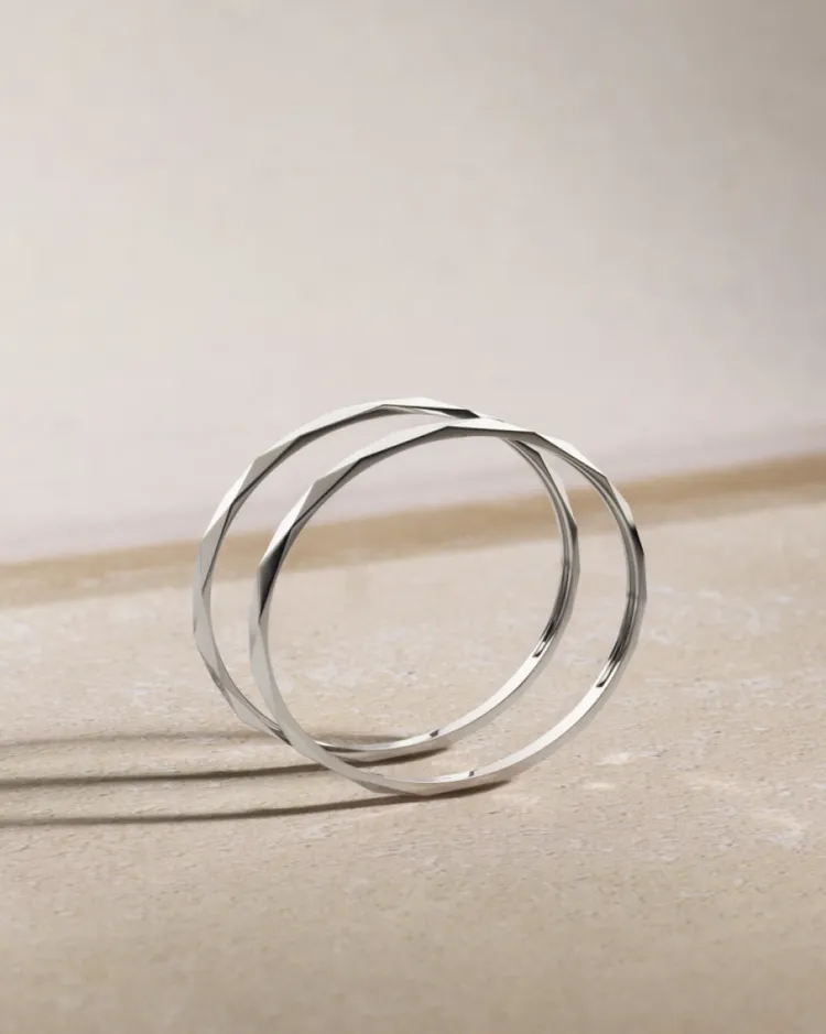 Facette 18K白金手環，每只16萬5500元。品牌提供