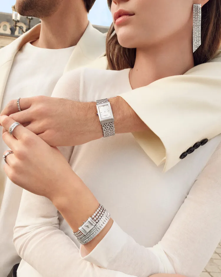 女模佩戴Quatre Radiant系列18K白金鑽戒，26萬4000元。品牌提供