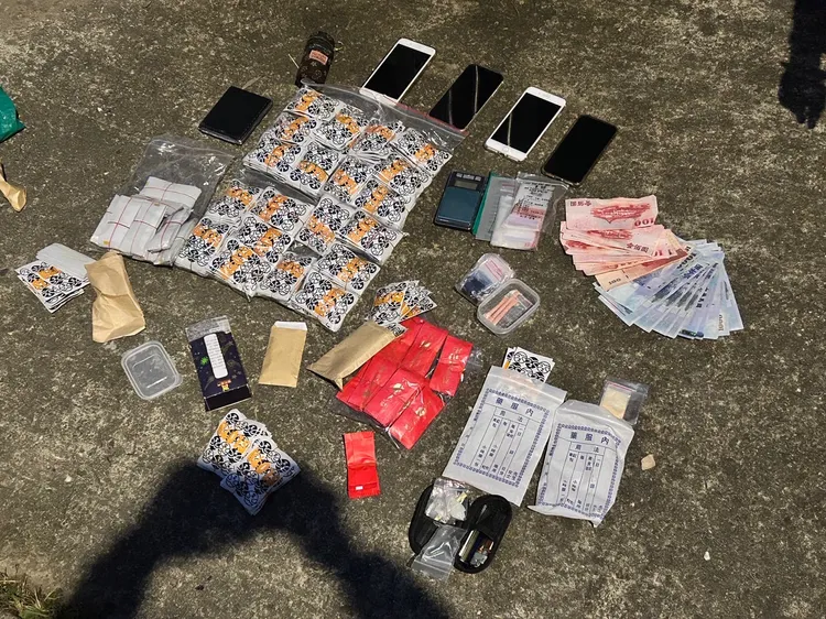 查獲毒品和現金。桃園市警局提供