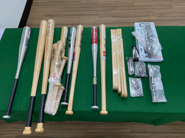 查獲刀械棍棒。桃園市警局提供