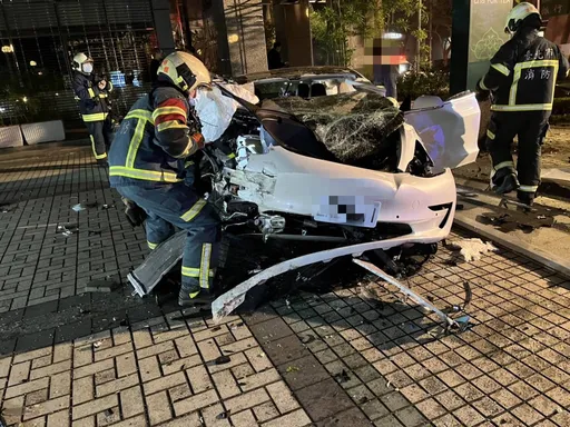 同事一句「沒坐過特斯拉」！執行長酒駕載3人兜風撞樹害昏迷　3萬交保
