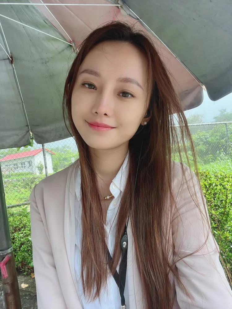 璟宣外型清純甜美，過去多半演傻白甜無害角色，這次詮釋反派看來是表現太好，讓入戲的觀眾氣到牙癢癢，但竟然傳訊息開罵威脅，非常離譜。引自璟宣臉書