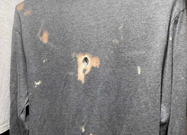 網友發現衣服破了一個洞。翻攝自靠北天母幫