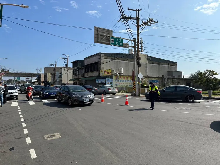 楊梅警分局針對永安漁港等路段派遣警力疏導交通。楊梅警分局提供