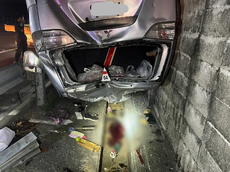 休旅車車頂凹陷、車窗破裂，事故現場留有一灘血漬。讀者提供