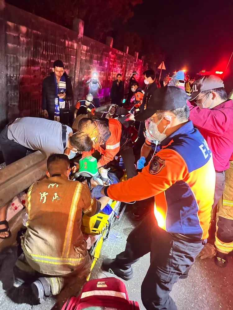 台南消防局出動人車馳援。讀者提供