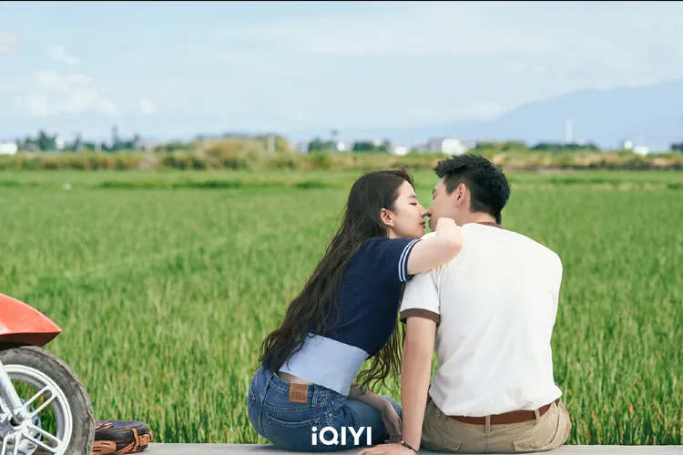 劉亦菲（左）和李現互動甜蜜。愛奇藝國際站提供