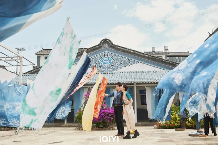 劇裡李現積極推廣家鄉的木雕、扎染、刺繡等非物質文化遺產。愛奇藝國際站提供