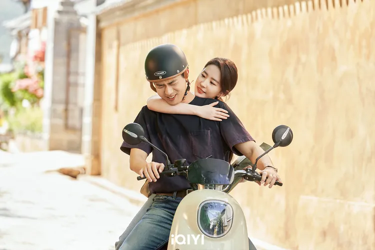 劇中劉亦菲（右）、李現開始談戀愛甜蜜放閃。愛奇藝國際站提供