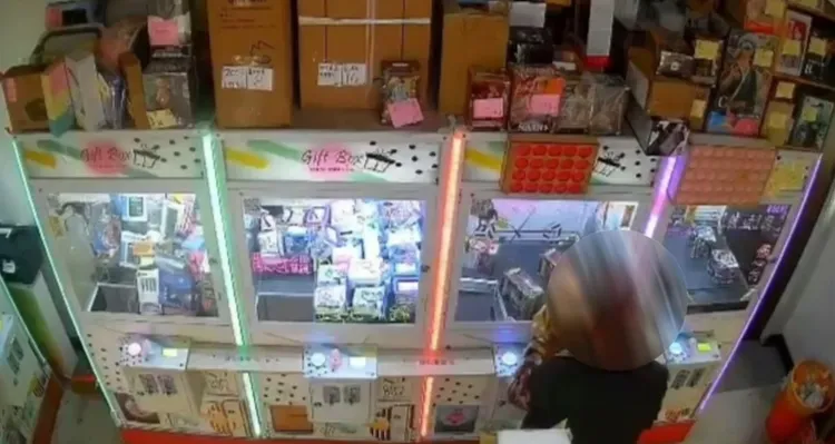 髮型身材神似「火雲邪神」的嫌犯到娃娃機店偷竊。翻攝畫面