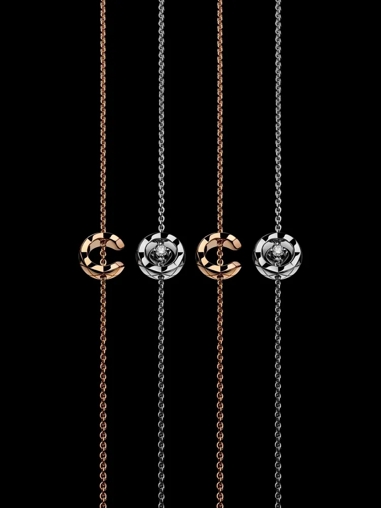 香奈兒今年為Coco Crush高級珠寶系列引入字母「C」與「O」結合菱格紋圖騰的新作，組成了創辦人Gabrielle Chanel的小名「Coco」，並可自由搭戴拼出不同組合。品牌提供