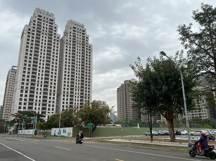 讀者爆料周子瑜與家人農曆年節期間到高市「雄崗信義美術館」賞屋並簽約，成交金額落在逾1億元。葉家銘攝