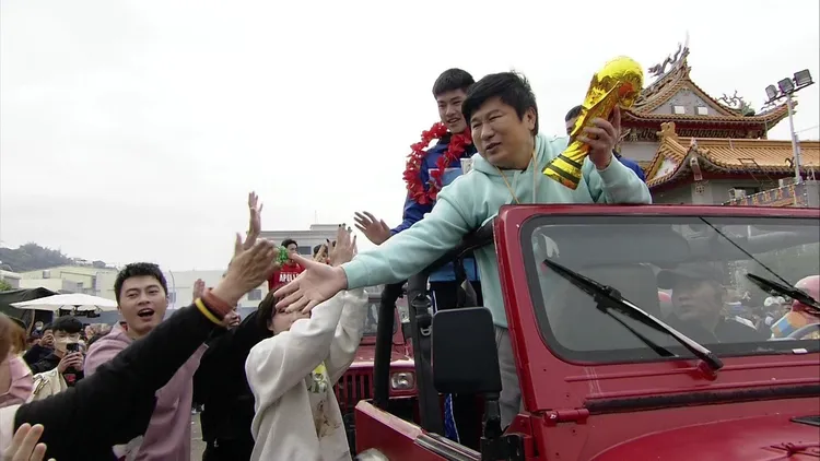 胡瓜（前）上車假冒教練一同遊行。民視提供