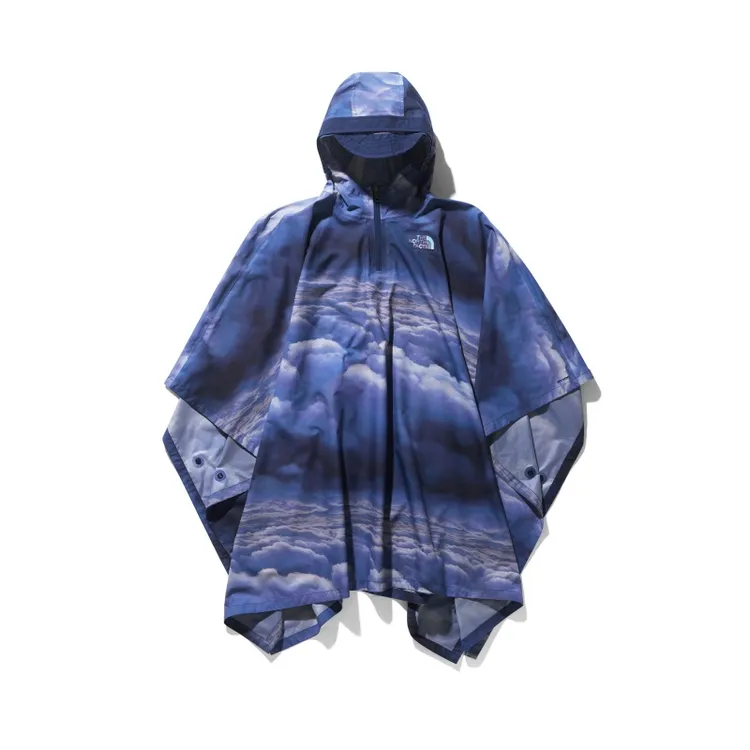 The North Face x CLOT聯名系列防水斗篷下襬以暗扣設計做調節，6380元。品牌提供