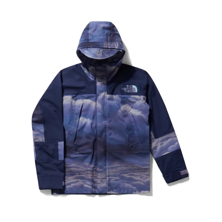 The North Face x CLOT聯名系列衝鋒衣外套，印花圖案呈現山嵐光影景致，1萬9800元。品牌提供