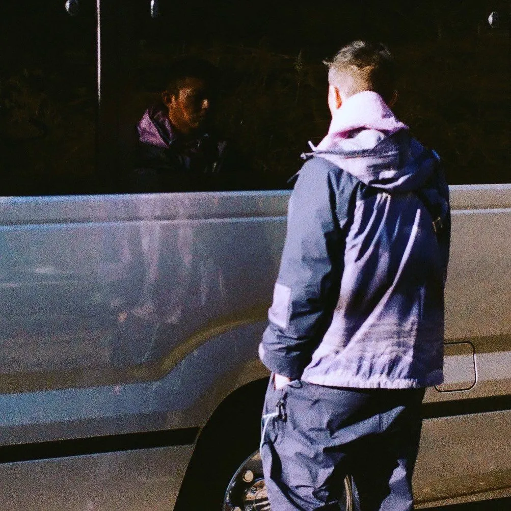 陳冠希之前在IG貼出玻璃反照出身形的照片,透露他2023年有「密謀」,當時即已穿上The North Face x CLOT聯名系列服飾。翻攝edisonchen IG