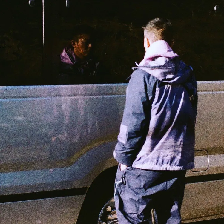 陳冠希之前在IG貼出玻璃反照出身形的照片，透露他2023年有「密謀」，當時即已穿上The North Face x CLOT聯名系列服飾。翻攝edisonchen IG