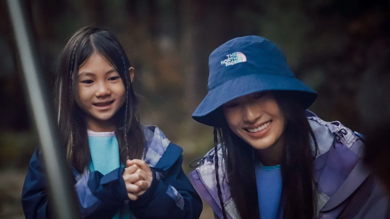The North Face x CLOT聯名系列形象照拍攝花絮,揭露陳冠希的超模老婆秦舒培和女兒Alaia一同演繹。品牌提供